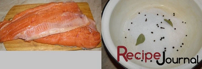 Красную рыбу разделать на филе, не убирая кожу. В кастрюлю, где будет готовиться рассол складываем соль, сахар, лавровый лист, гвоздику и перец горошком.
