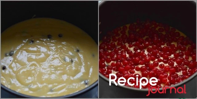 Форму для запекания смазать растительным маслом. Вылить тесто. Разложить поверх ягоды.