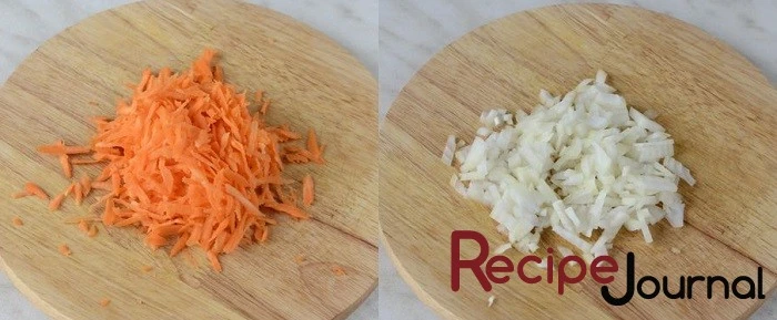 Морковь и лук тонко нашинковать.