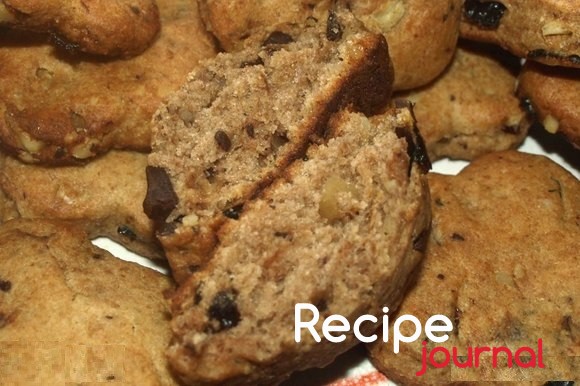 Творожное печенье с черносливом, шоколадом и орехами