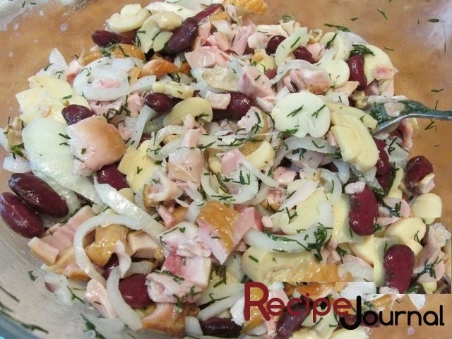 Рецепт салата с копченой курицей и фасолью - Баварский