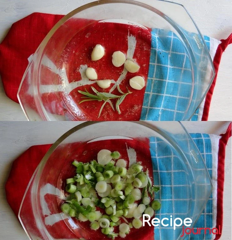 В растительном масле разогреть чеснок и розмарин. Затем добавляем нарезанный лук, часть, зеленые перья оставляем для посыпки. Припускаем лук в растительном масле буквально пару минут.