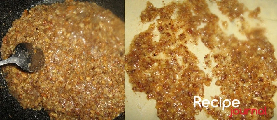 Выложить на тесто слой орехов из 1/3 от общего количества.