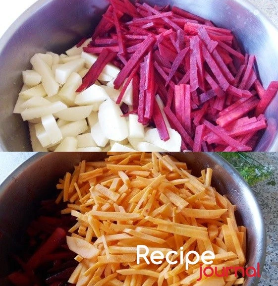 Добавить к луку картофель и свеклу. перемешать и тушить около пяти минут. Затем добавить морковь, все перемешать и еще пять минут тушить.