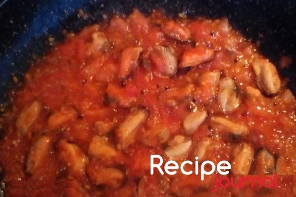 В сковороду с противопригарным покрытием выкладываем мидии, затем добавляем мякоть от помидоров, перемешиваем. Добавляем соль и приправы. Тушим до выпаривания жидкости.