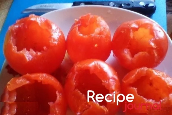 У помидоров срезать  места от плодоножек и осторожно удалить мякоть.