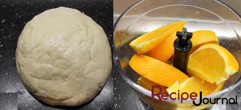 Замесить мягкое тесто, разделить на две части. Отправить в холодильник. В блендере измельчить апельсин вместе с кожурой.