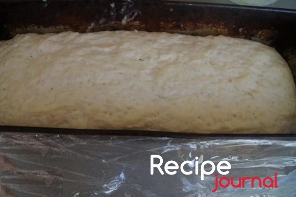 Примерно через час тесто вдвое увеличится в объеме. Духовку разогреть до 190<sup>о</sup> и отправить в неё тесто на 25 минут. Когда  хлеб подрумянится, проверить готовность сухой деревянной палочкой. Английский сдобный хлеб (English Maffin bread) готов!