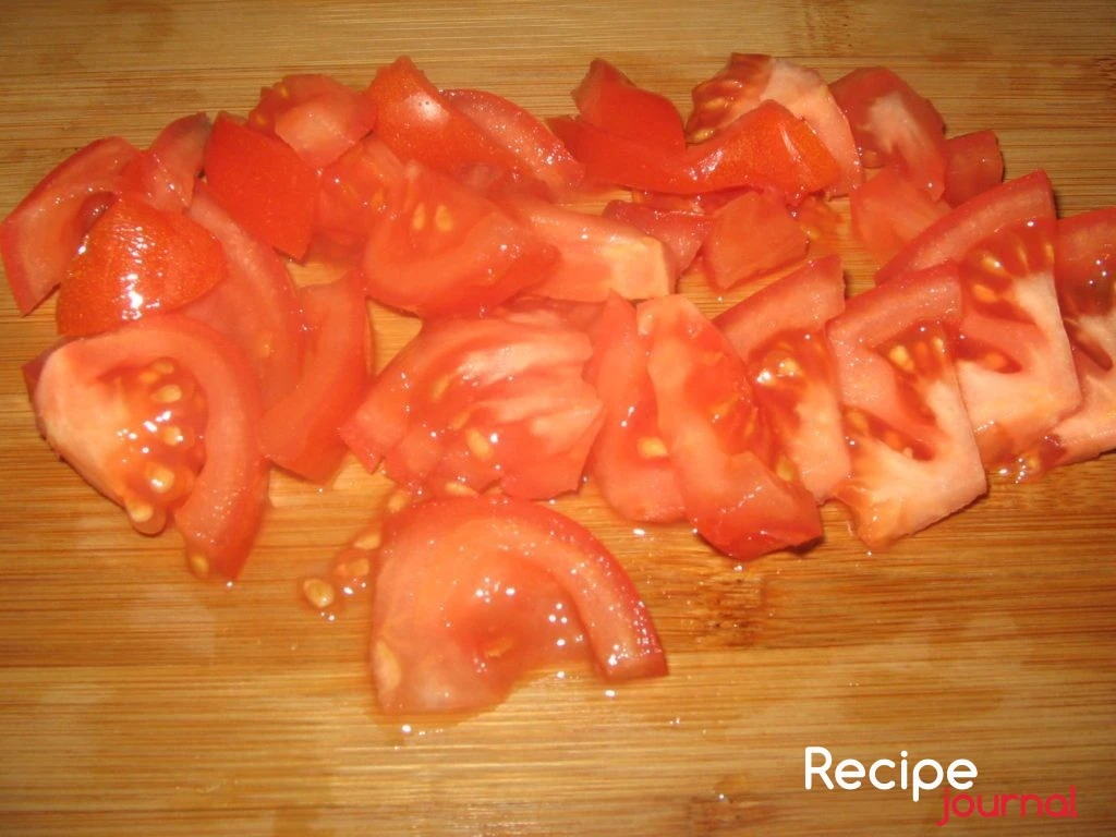 Чистые помидоры порезать дольками.