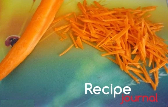 Морковь нарезать тонкой соломкой или натереть на крупной терке.