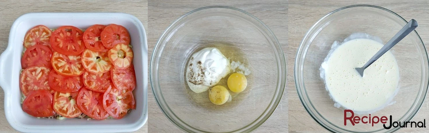 Выложить на кабачки слой помидоров. Для заливки яйца взбить со сметаной, солью и перцем.
