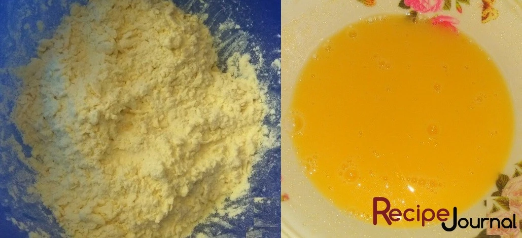 Размягченное сливочное масло перетереть в крошку с мукой. Яйцо взбить с сахаром, солью и кефиром.