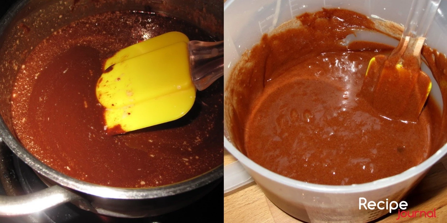 В процессе разогрева шоколад и масло растопятся, при этом надо их постоянно помешивать, чтобы масса стала однородной. Соединяем яйца и растопленный шоколад, перемешиваем, добавляем муку и соль. Еще раз хорошо перемешиваем.