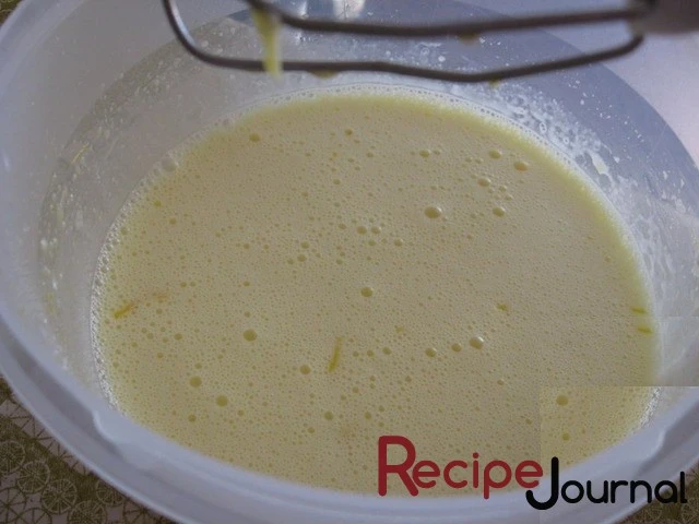 Для Заливки смешиваем ингредиенты, добавляем цедру лимона.