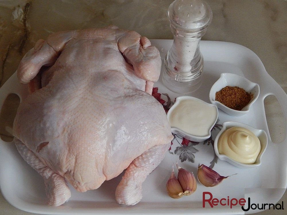 Подготовим ингредиенты. Курицу надо промариновать в течение 8 часов. Вечером сделаем маринад из воды, соли, лаврового листа и душистого перца. Сварим рассол и, слегка остудив, опустим туда курицу.