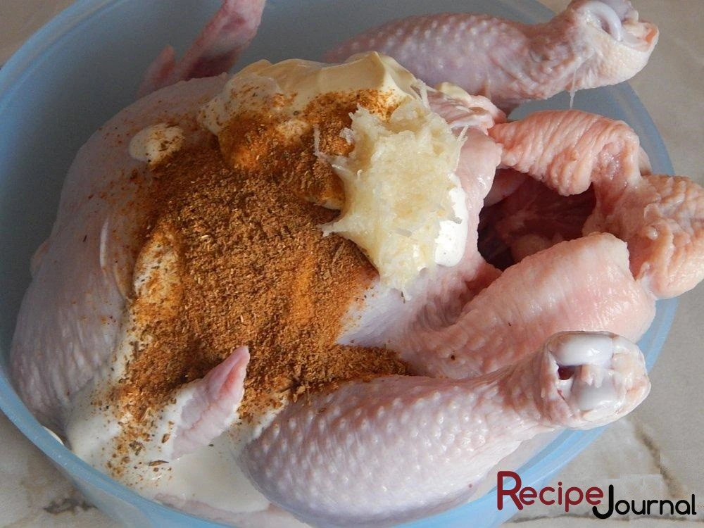 Когда достанем курицу из маринада, надо обсушить её салфеткой. Приготовить соус из майонеза, сметаны и специй.