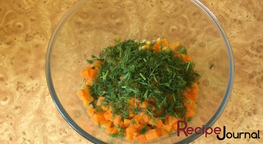 Отварить фасоль, морковь. Вареную морковь порезать мелким кубиком. Зелень также мелко порезать. Соединить морковь и зелень, добавить половину отваренной фасоли.