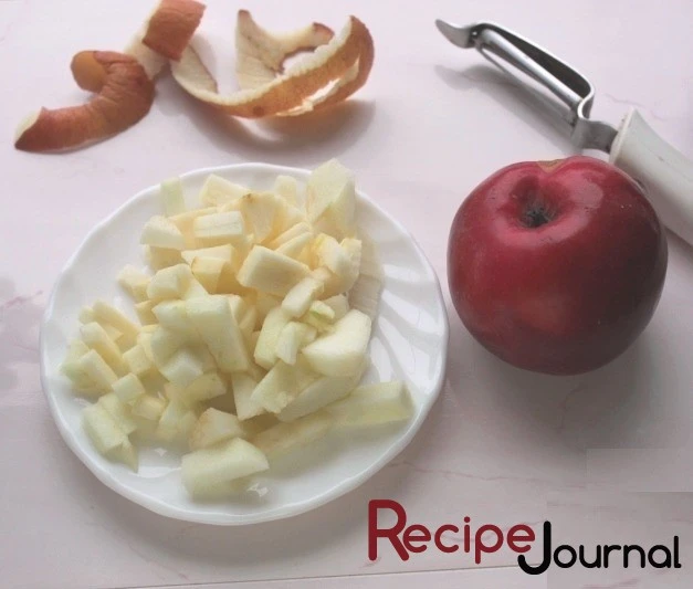 Яблоки очистить от кожуры, убрать сердцевину и мякоть порезать мелким кубиком.