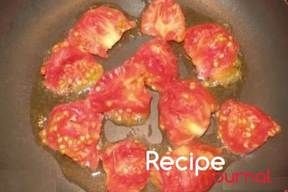 На сковороде разогреть оливковое масло и обжарить нарезанные кружочком помидоры.