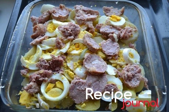 Форму для запекания смазываем маслом (любым), выкладываем картофель, затем слой яиц и поверх слой колбасок.