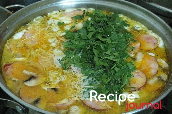 Сырный суп с копчеными колбасками и грибами - простой рецепт