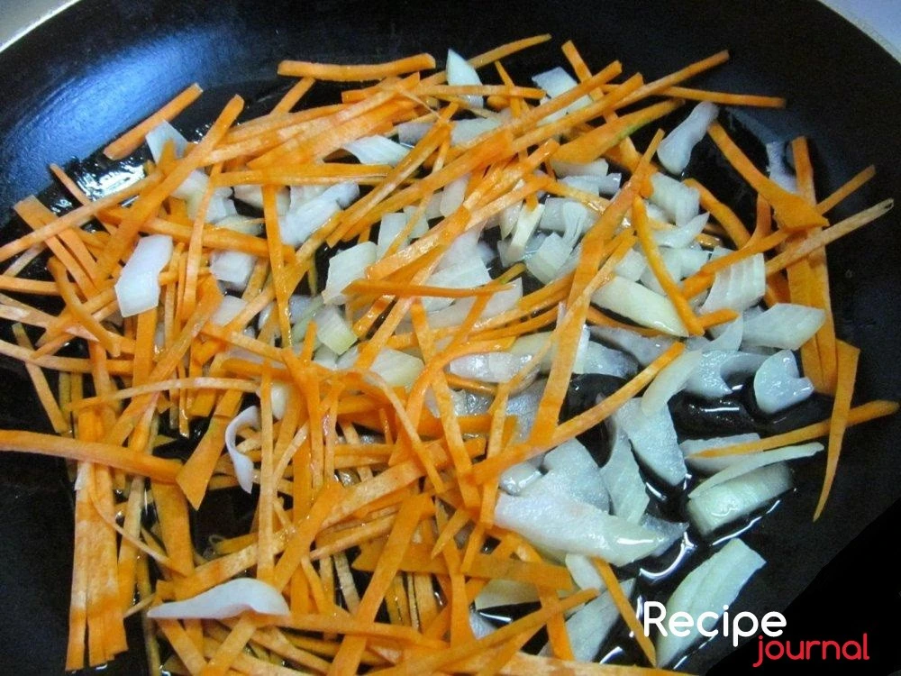 Лук и морковь мелко порежем и пассеруем на растительном масле.