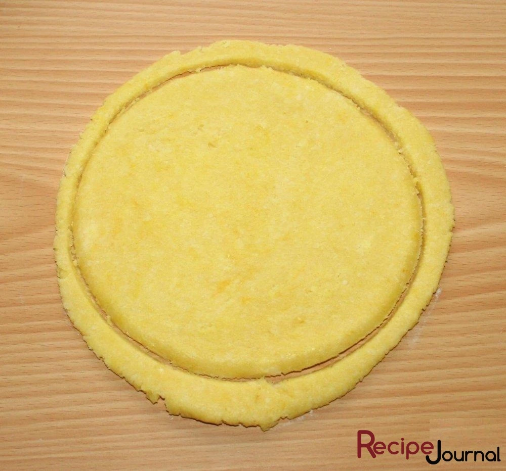 Когда тесто хорошо остынет, раскатываем в пласт толщиной около 0,5 см. Если хотите идеальный круг, обрежьте при помощи тарелки.