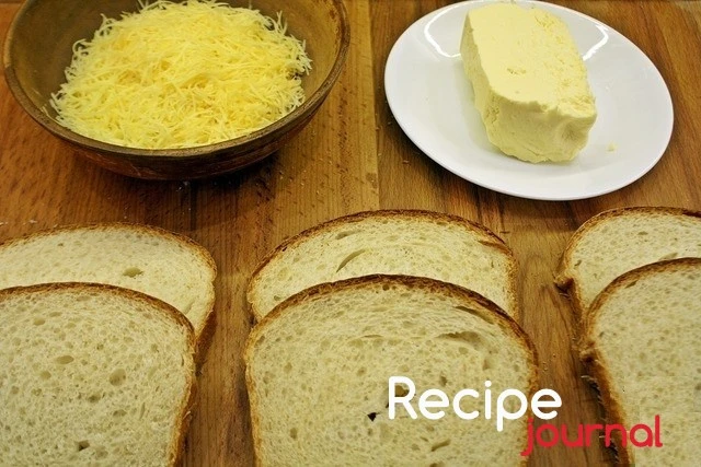 Сыр натрем на мелкой терке. Масло достанем заранее, чтобы стало мягким. Хлеб нарежем пластинами толщиной около 0,5 см.