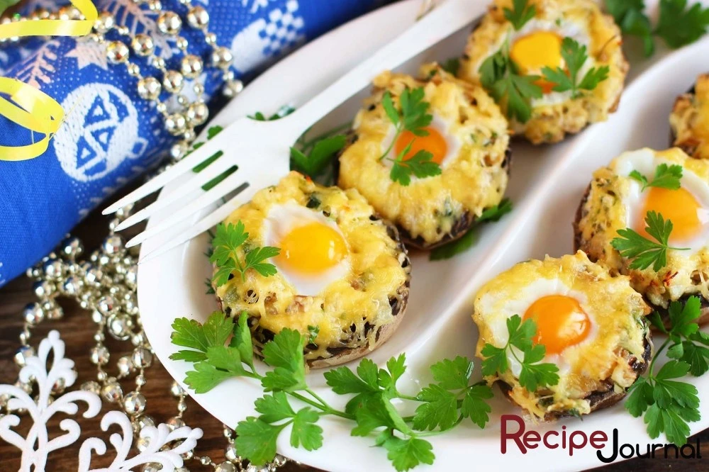Шампиньоны, фаршированные с перепелиными яйцами - рецепт праздничной закуски