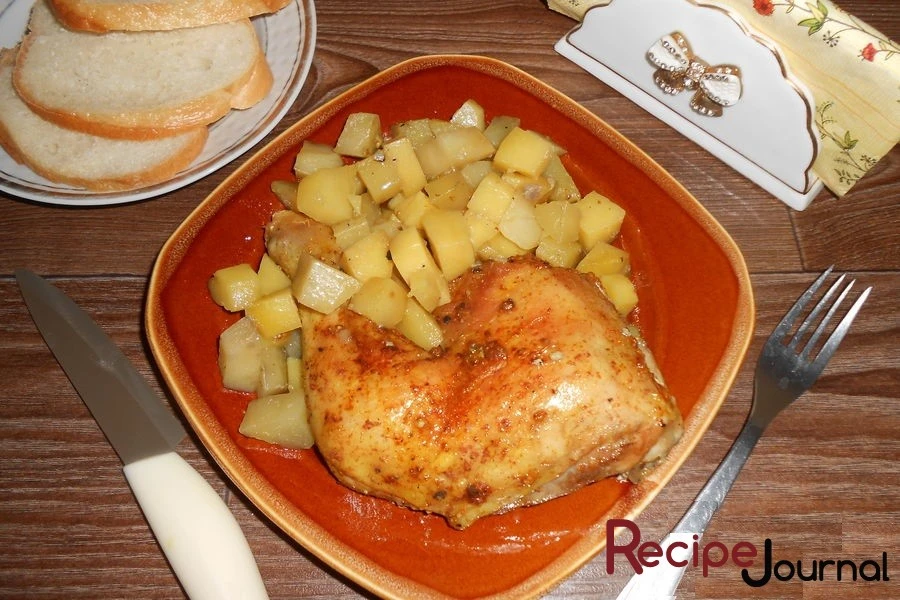 Куриные окорочка на картофельной подушке, запеченные в рукаве - рецепт блюда из птицы
