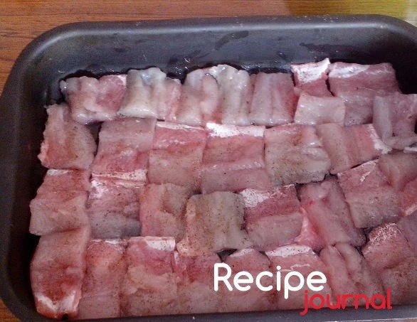 Форму для запекания смазываем растительным маслом. Подготовленное филе рыбы, солим и перчим, выкладываем на противень.