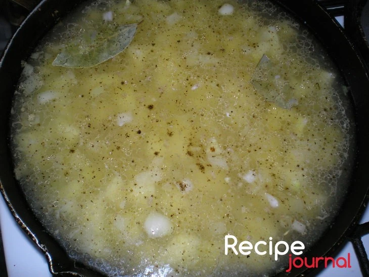 Затем добавить бульон куриный, соль и перец. Добавить специи. Проварить на среднем огне минут 5. Сливки взбить с желтком и добавить немного горячего бульона.