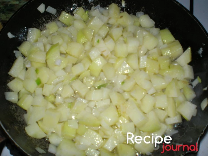 Лук и картофель порезать кубиком и пассеровать в сливочном масле до готовности картофеля.