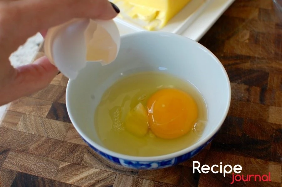 Яйцо хорошо помыть и вбить в посуду.