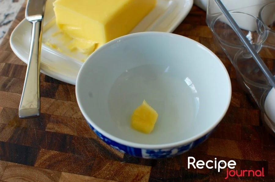 В посуду, которая может быть использована в микроволновке, положить небольшой кусочек масла.