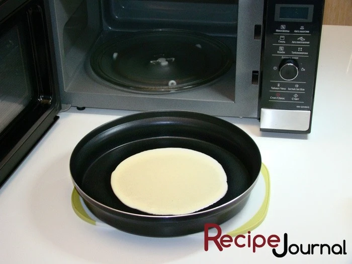 Разогреваем тарелку или посуду для микроволновки на полной мощности минут 10. Это делаем, пока готовим тесто. Наливаем тесто - 3 ст.л.