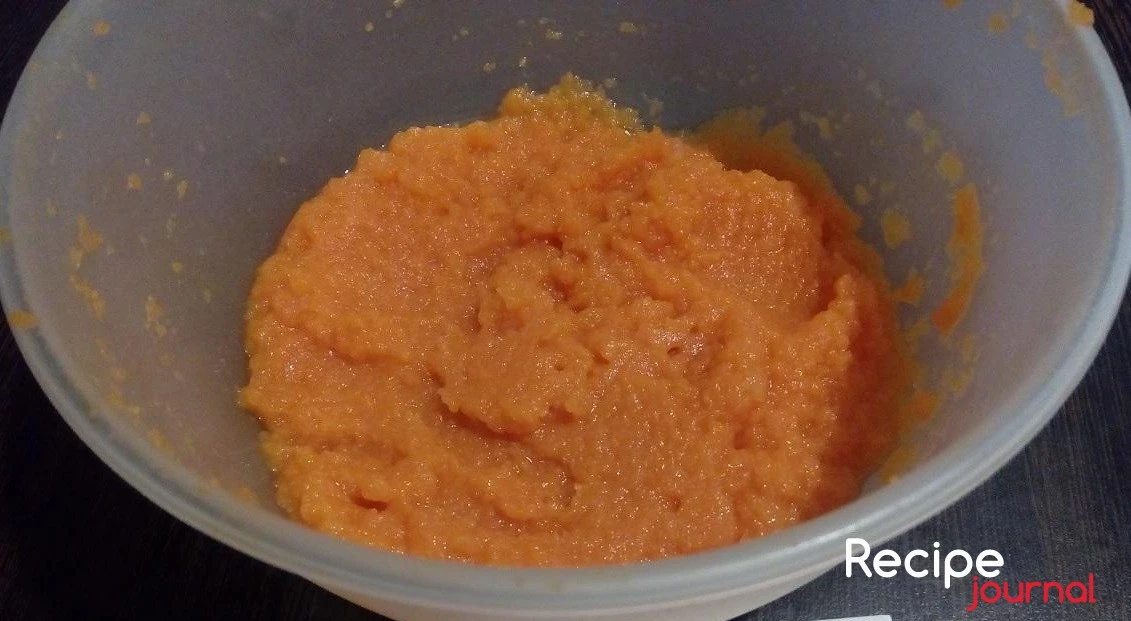 Очищенную морковь измельчить в блендере до состояния пюре. Соду погасить лимонной кислотой и добавить в морковь. Посолить по вкусу и добавить масло. Все перемешать.