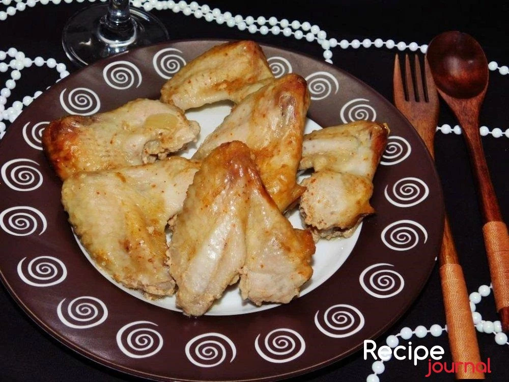 Куриные крылья, запеченные в духовке на луковой подушке - рецепт блюда из птицы