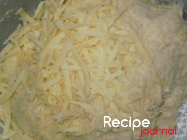 Сыр натираем на крупной терке и добавляем к остальным ингредиентам. Замешиваем мягкое эластичное тесто.
