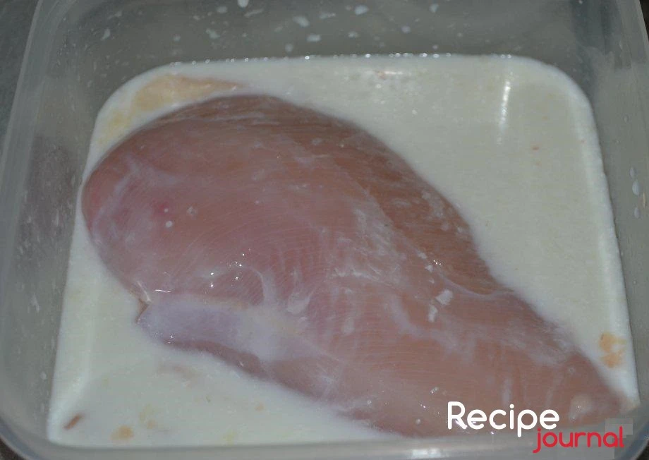 Филе курицы надо помыть и обсушить. В емкость насыпать соль и налить молоко, размешать до полного растворения соли. Опустить в молоко куриное филе и отставить на пару часов, можно и подольше.