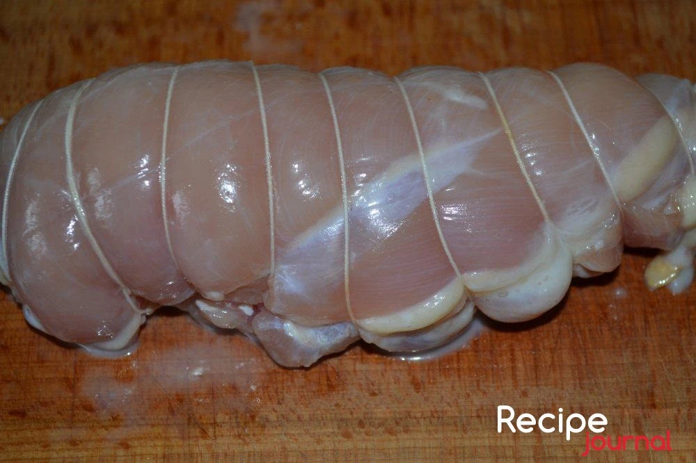 Просоленное филе стянуть с помощью бечевки или толстых ниток в виде колбаски.