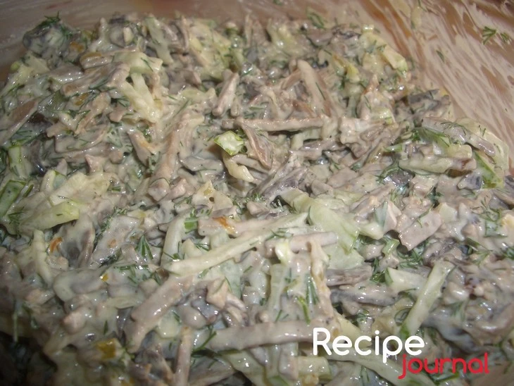 Добавить мелко нарезанную зелень и все перемешать. Салат из говяжьей печени с грибами готов!
