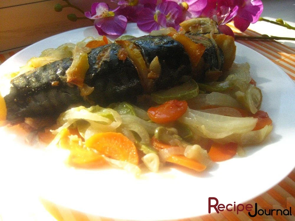 Скумбрия, запеченная на овощной подушке - рецепт блюда из рыбы