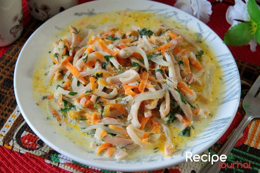 Кальмары с овощами в сметанном соусе - рецепт блюда из морепродуктов