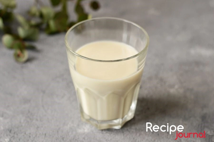 В стакан наливаем 3/4 молока, подогретого или холодного, как захотите.