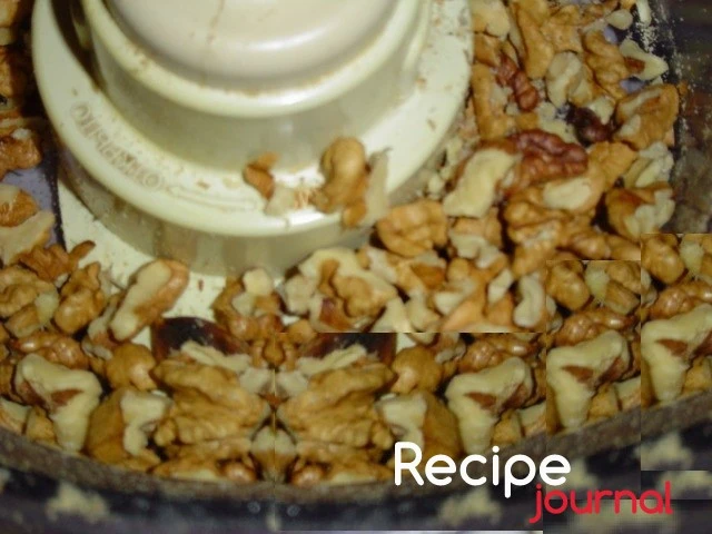 Орехи слегка обжарить на сухой сковороде, затем измельчить любым способом.