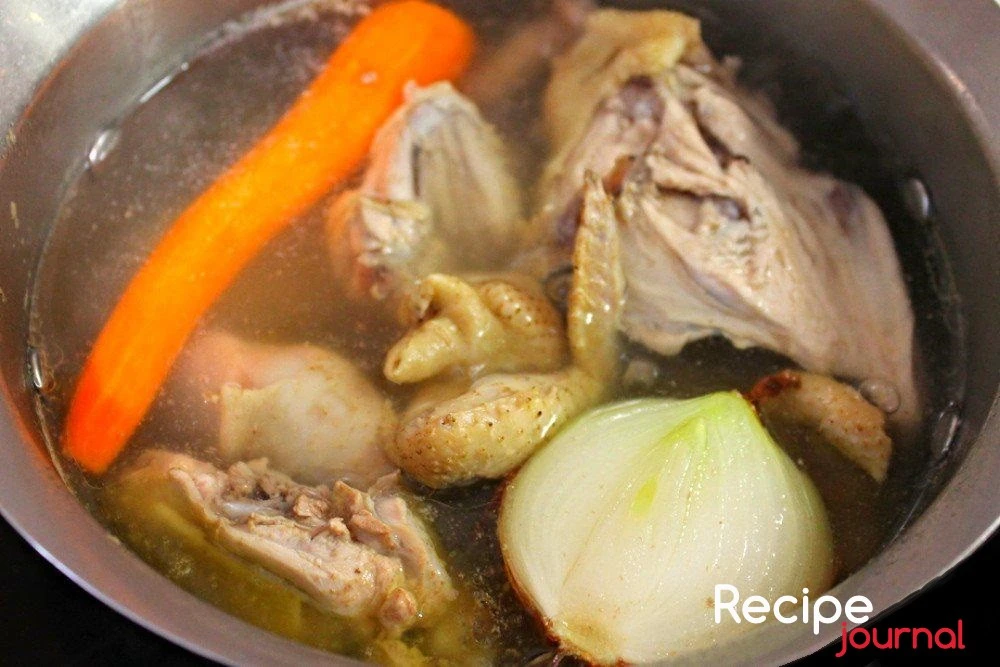 Подготовленные мясо курицы, морковь и лук отварить в подсоленной воде  до готовности.