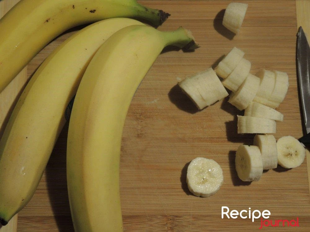 Очистить банан и порезать колечками.