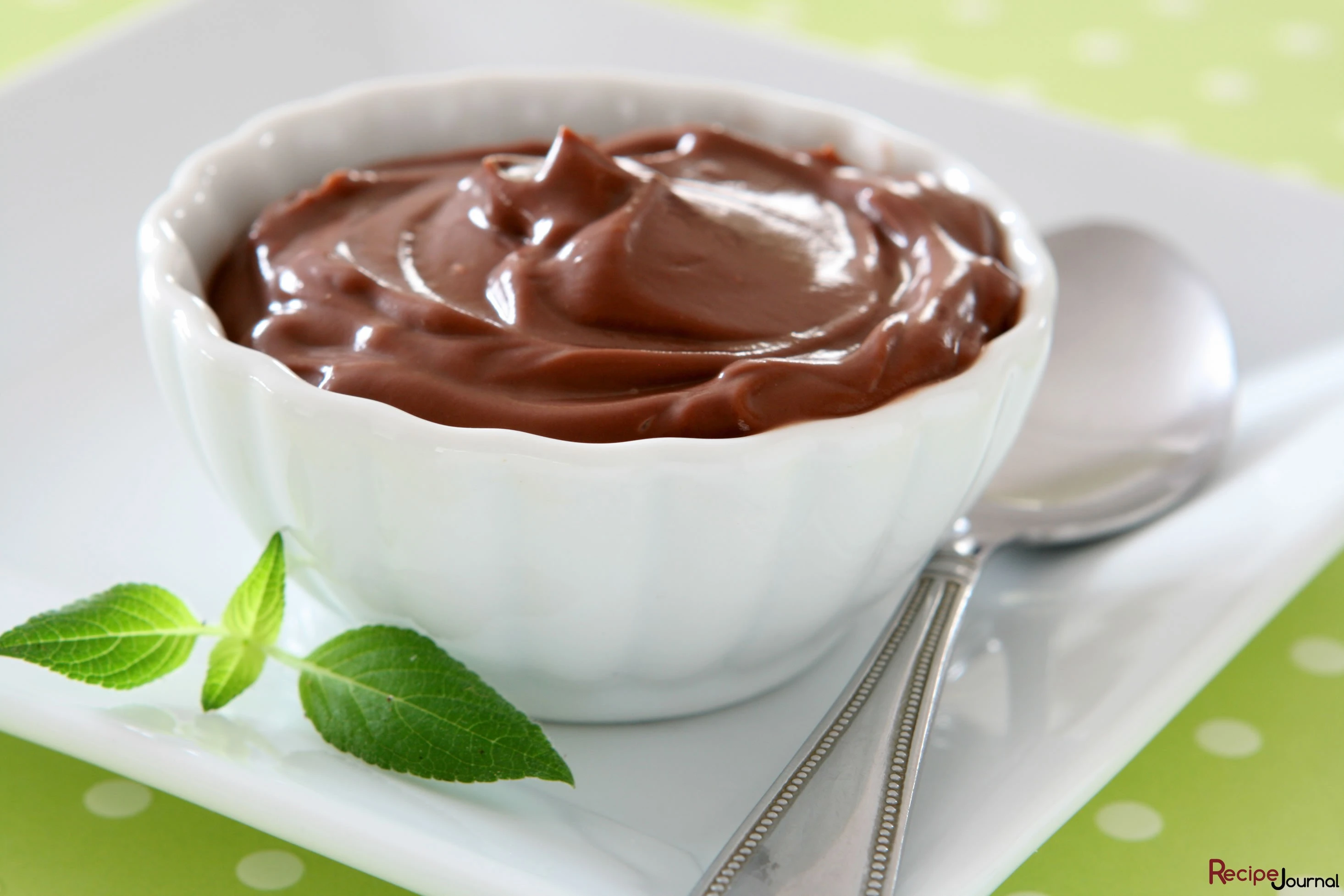 Шоколадный пудинг с лесными орехами - простой рецепт
