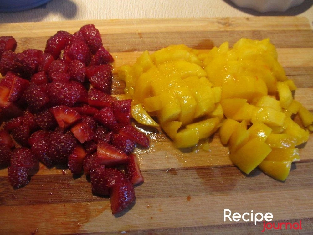 Подготовим фрукты, конечно же помоем и затем обсушив, салфеткой. Крупные фрукты порежем кусочками.